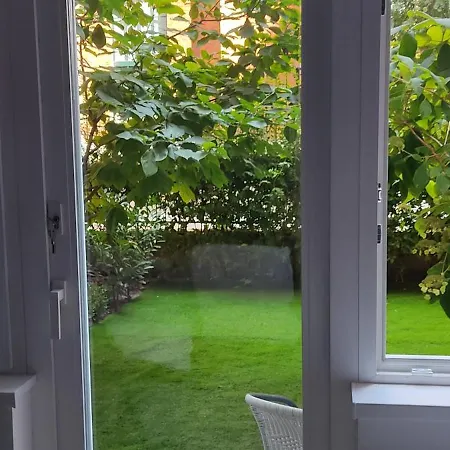 In The Heart Of Parliament 2 Min 47m2 And Garden Apartment