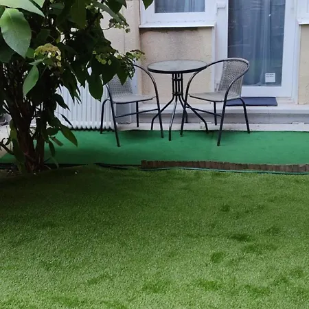 In The Heart Of Parliament 2 Min 47m2 And Garden Apartment