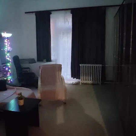 In The Heart Of Parliament 2 Min 47m2 And Garden Apartment
