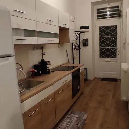 In The Heart Of Parliament 2 Min 47m2 And Garden Apartment